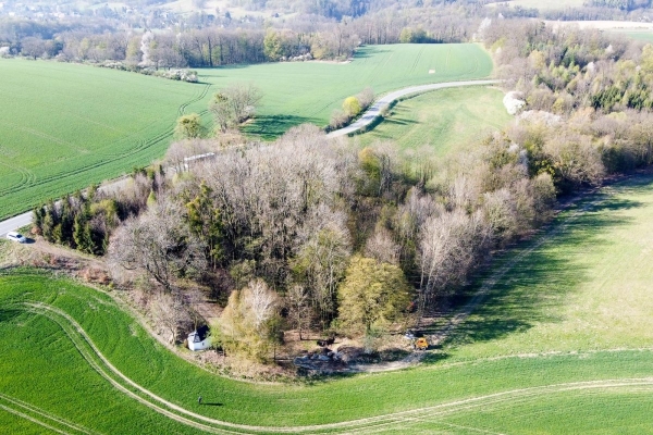 Výstavba komunikace okolo kapličky Cyrila a Metoděje k rybníku nad Ohradou je v plném proudu