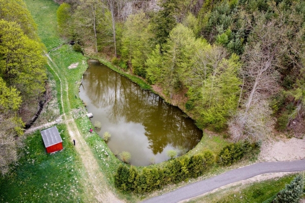 Výstavba komunikace okolo kapličky Cyrila a Metoděje k rybníku nad Ohradou je v plném proudu