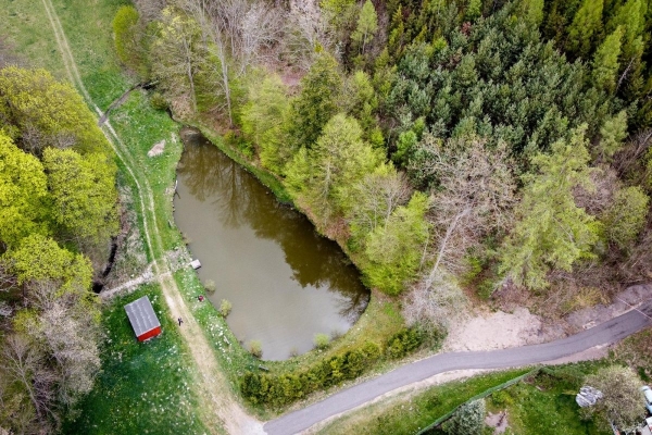 Výstavba komunikace okolo kapličky Cyrila a Metoděje k rybníku nad Ohradou je v plném proudu