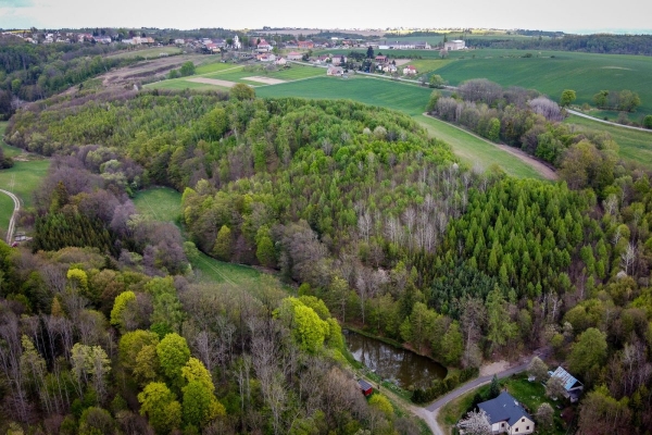 Výstavba komunikace okolo kapličky Cyrila a Metoděje k rybníku nad Ohradou je v plném proudu