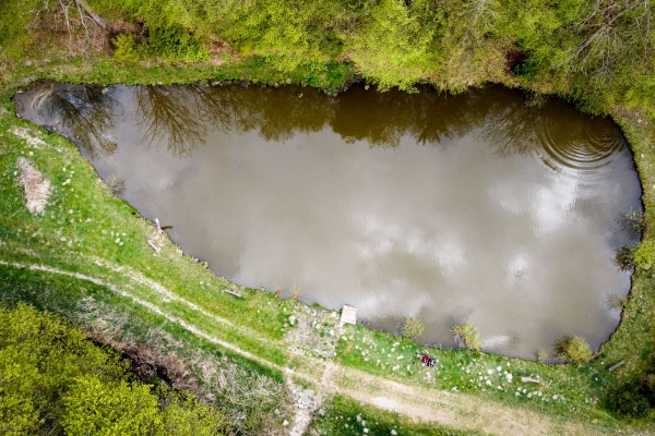 Výstavba komunikace okolo kapličky Cyrila a Metoděje k rybníku nad Ohradou je v plném proudu