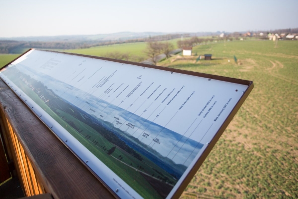Na Rozhledně Slatina přibyly velkoformátové panoramatické fotografie, pomohou s orientací