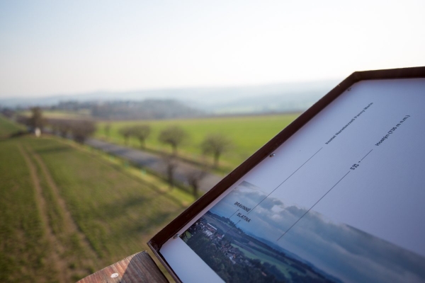 Na Rozhledně Slatina přibyly velkoformátové panoramatické fotografie, pomohou s orientací