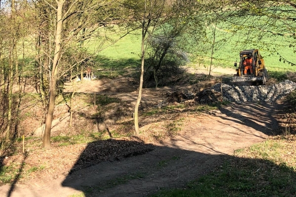 Výstavba komunikace okolo kapličky Cyrila a Metoděje k rybníku nad Ohradou je v plném proudu