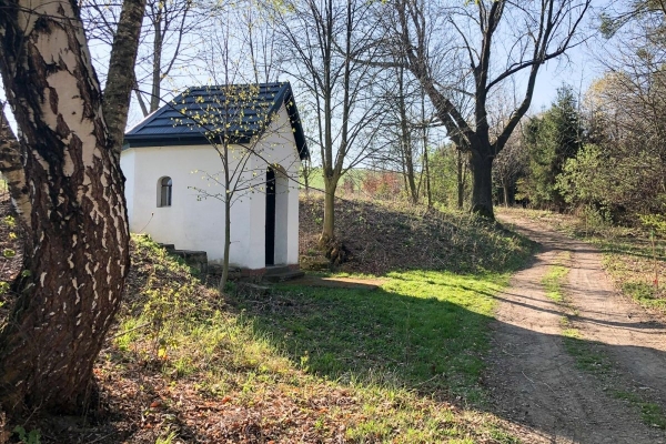 Výstavba komunikace okolo kapličky Cyrila a Metoděje k rybníku nad Ohradou je v plném proudu