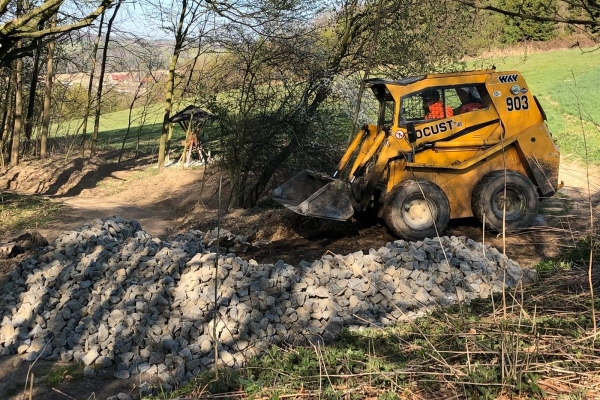 Výstavba komunikace okolo kapličky Cyrila a Metoděje k rybníku nad Ohradou je v plném proudu