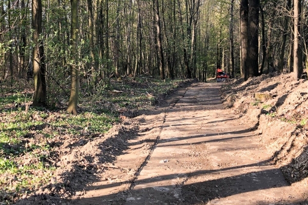 Výstavba komunikace okolo kapličky Cyrila a Metoděje k rybníku nad Ohradou je v plném proudu