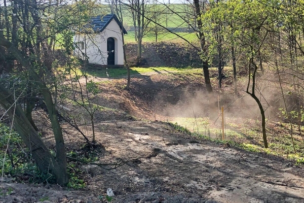 Výstavba komunikace okolo kapličky Cyrila a Metoděje k rybníku nad Ohradou je v plném proudu
