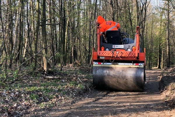 Výstavba komunikace okolo kapličky Cyrila a Metoděje k rybníku nad Ohradou je v plném proudu