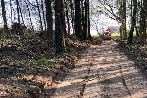 Výstavba komunikace okolo kapličky Cyrila a Metoděje k rybníku nad Ohradou je v plném proudu