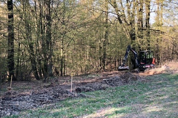 Výstavba komunikace okolo kapličky Cyrila a Metoděje k rybníku nad Ohradou je v plném proudu