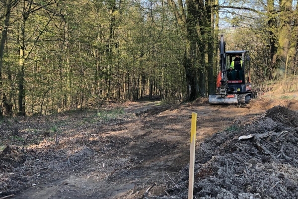 Výstavba komunikace okolo kapličky Cyrila a Metoděje k rybníku nad Ohradou je v plném proudu