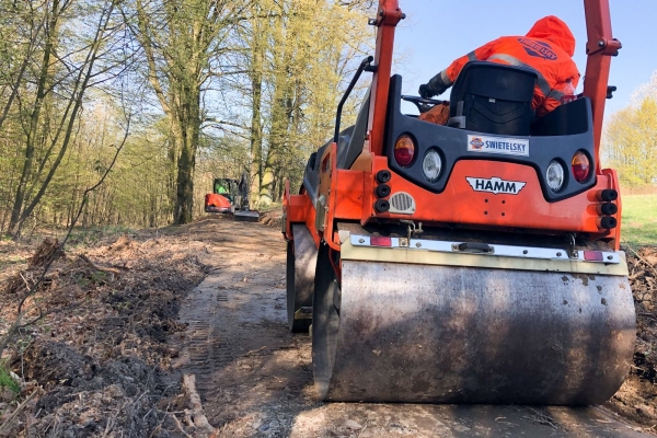 Výstavba komunikace okolo kapličky Cyrila a Metoděje k rybníku nad Ohradou je v plném proudu