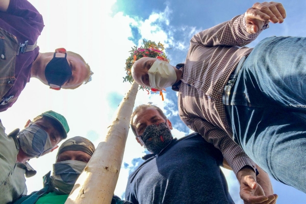 Letošní stavění máje proběhlo bez účasti veřejnosti, tradici jsme však upadnout nenechali