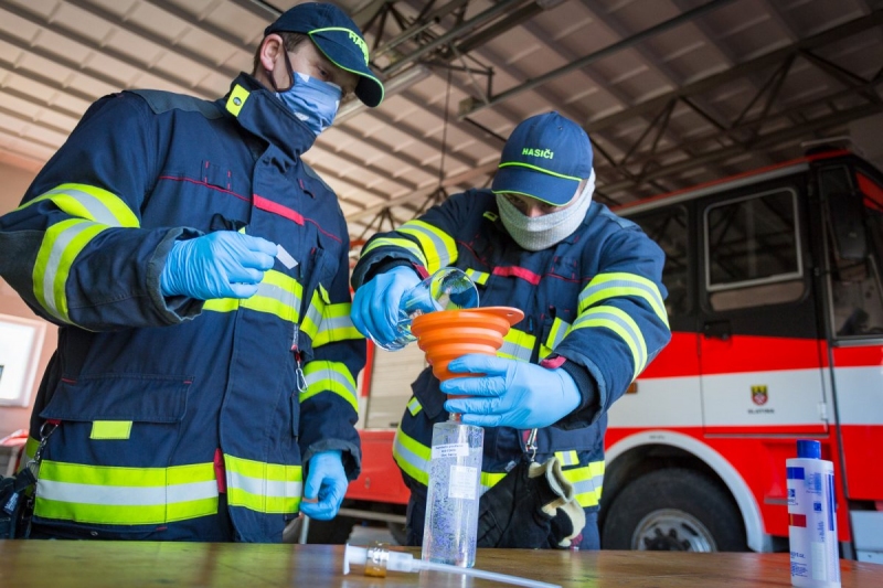 Hasiči desinfikovali veřejná prostranství a rozdávali občanům prostředek Anti-COVID, 150 litrů ho zakoupila obec Slatina