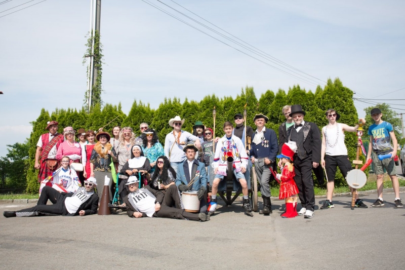 Kácení máje bylo zahájeno dopoledním „pozýváním“ s hlasitou střelbou a občerstvením