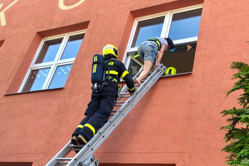 Hasiči cvičili v místní škole, z okna po žebříku zachránili učitelku
