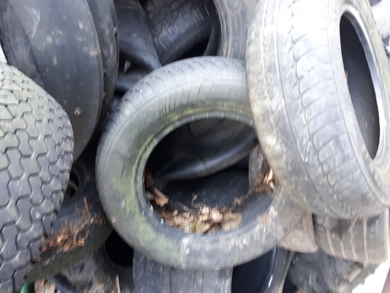 I přes pravidelný odvoz nebezpečného odpadu jsou příkopy plné