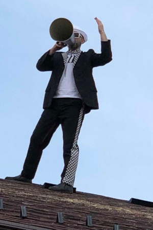 Kácení máje bylo zahájeno dopoledním „pozýváním“ s hlasitou střelbou a občerstvením