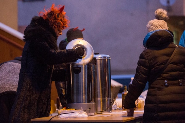 Mikulášská nadílka byla letos spojena s rozsvícením vánočního stromu