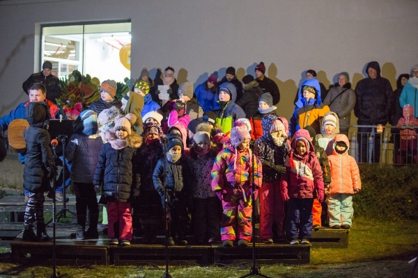 Mikulášská nadílka byla letos spojena s rozsvícením vánočního stromu
