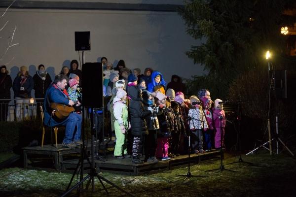 Mikulášská nadílka byla letos spojena s rozsvícením vánočního stromu