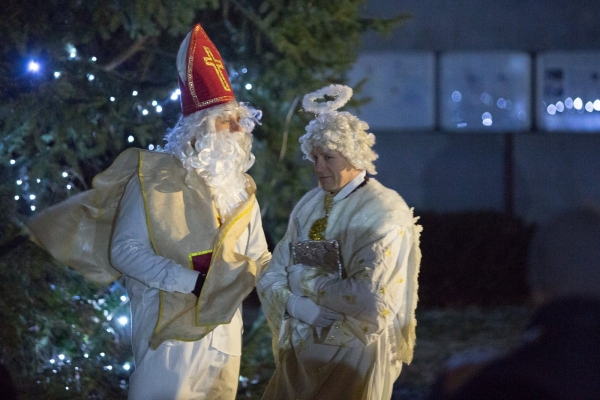 Mikulášská nadílka byla letos spojena s rozsvícením vánočního stromu