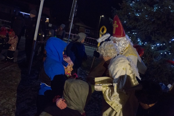 Mikulášská nadílka byla letos spojena s rozsvícením vánočního stromu