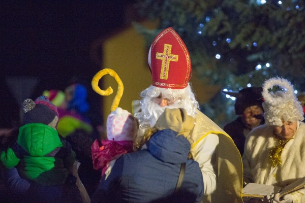 Mikulášská nadílka byla letos spojena s rozsvícením vánočního stromu