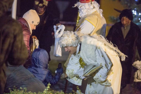 Mikulášská nadílka byla letos spojena s rozsvícením vánočního stromu