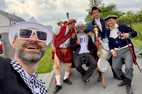 Kácení máje bylo zahájeno dopoledním „pozýváním“ s hlasitou střelbou a občerstvením