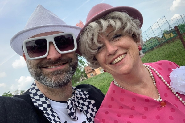 Kácení máje bylo zahájeno dopoledním „pozýváním“ s hlasitou střelbou a občerstvením