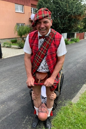 Kácení máje bylo zahájeno dopoledním „pozýváním“ s hlasitou střelbou a občerstvením