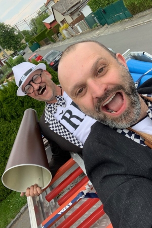 Kácení máje bylo zahájeno dopoledním „pozýváním“ s hlasitou střelbou a občerstvením