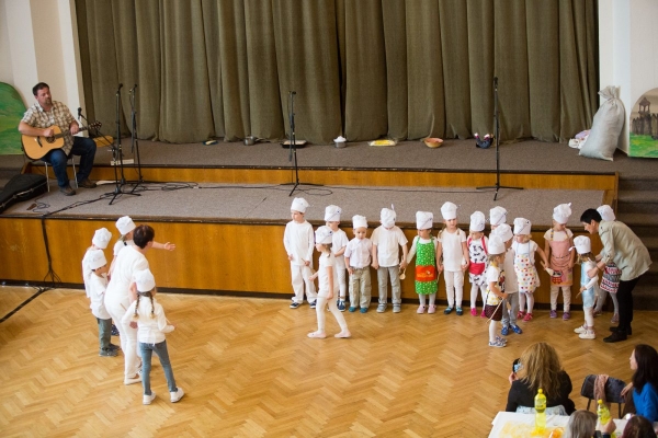 Ke Dni matek v kulturním domě zazpívaly, zahrály i zatančily děti ze slatinské mateřské i základní školy