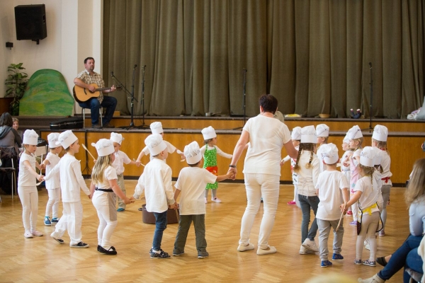 Ke Dni matek v kulturním domě zazpívaly, zahrály i zatančily děti ze slatinské mateřské i základní školy
