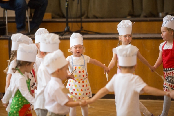 Ke Dni matek v kulturním domě zazpívaly, zahrály i zatančily děti ze slatinské mateřské i základní školy