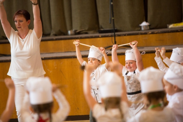 Ke Dni matek v kulturním domě zazpívaly, zahrály i zatančily děti ze slatinské mateřské i základní školy