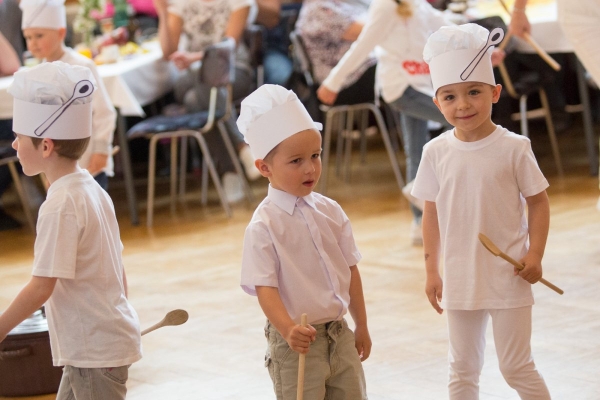 Ke Dni matek v kulturním domě zazpívaly, zahrály i zatančily děti ze slatinské mateřské i základní školy