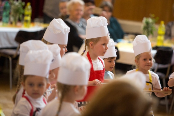 Ke Dni matek v kulturním domě zazpívaly, zahrály i zatančily děti ze slatinské mateřské i základní školy