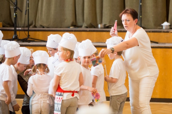 Ke Dni matek v kulturním domě zazpívaly, zahrály i zatančily děti ze slatinské mateřské i základní školy