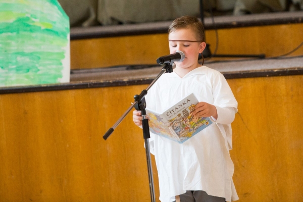 Ke Dni matek v kulturním domě zazpívaly, zahrály i zatančily děti ze slatinské mateřské i základní školy
