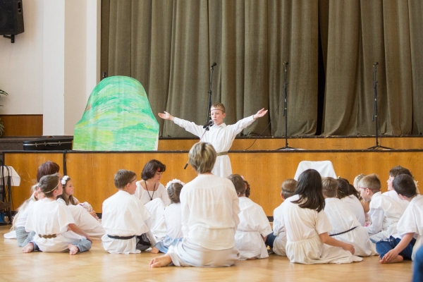 Ke Dni matek v kulturním domě zazpívaly, zahrály i zatančily děti ze slatinské mateřské i základní školy