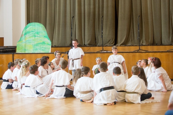 Ke Dni matek v kulturním domě zazpívaly, zahrály i zatančily děti ze slatinské mateřské i základní školy