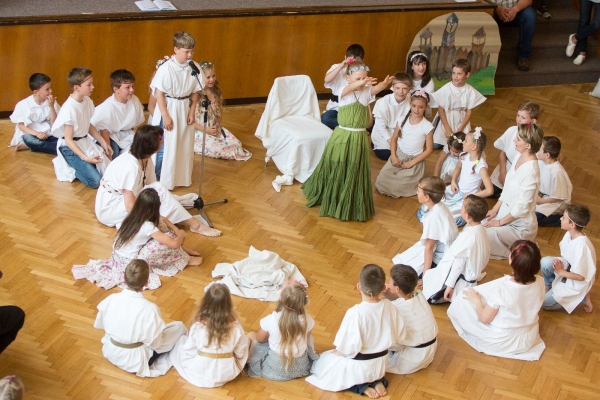 Ke Dni matek v kulturním domě zazpívaly, zahrály i zatančily děti ze slatinské mateřské i základní školy