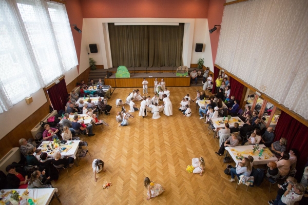 Ke Dni matek v kulturním domě zazpívaly, zahrály i zatančily děti ze slatinské mateřské i základní školy