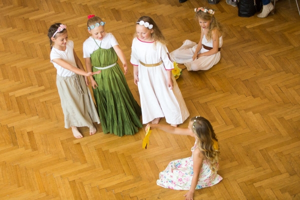 Ke Dni matek v kulturním domě zazpívaly, zahrály i zatančily děti ze slatinské mateřské i základní školy