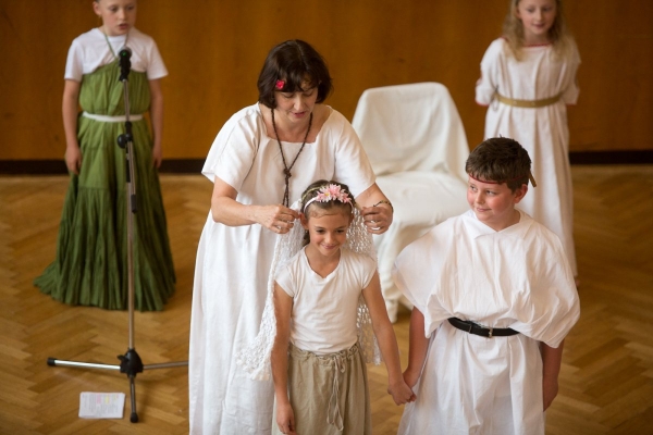 Ke Dni matek v kulturním domě zazpívaly, zahrály i zatančily děti ze slatinské mateřské i základní školy