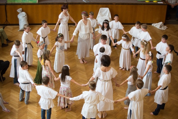 Ke Dni matek v kulturním domě zazpívaly, zahrály i zatančily děti ze slatinské mateřské i základní školy