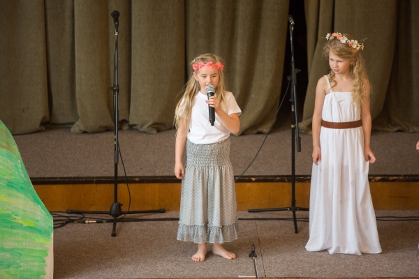 Ke Dni matek v kulturním domě zazpívaly, zahrály i zatančily děti ze slatinské mateřské i základní školy